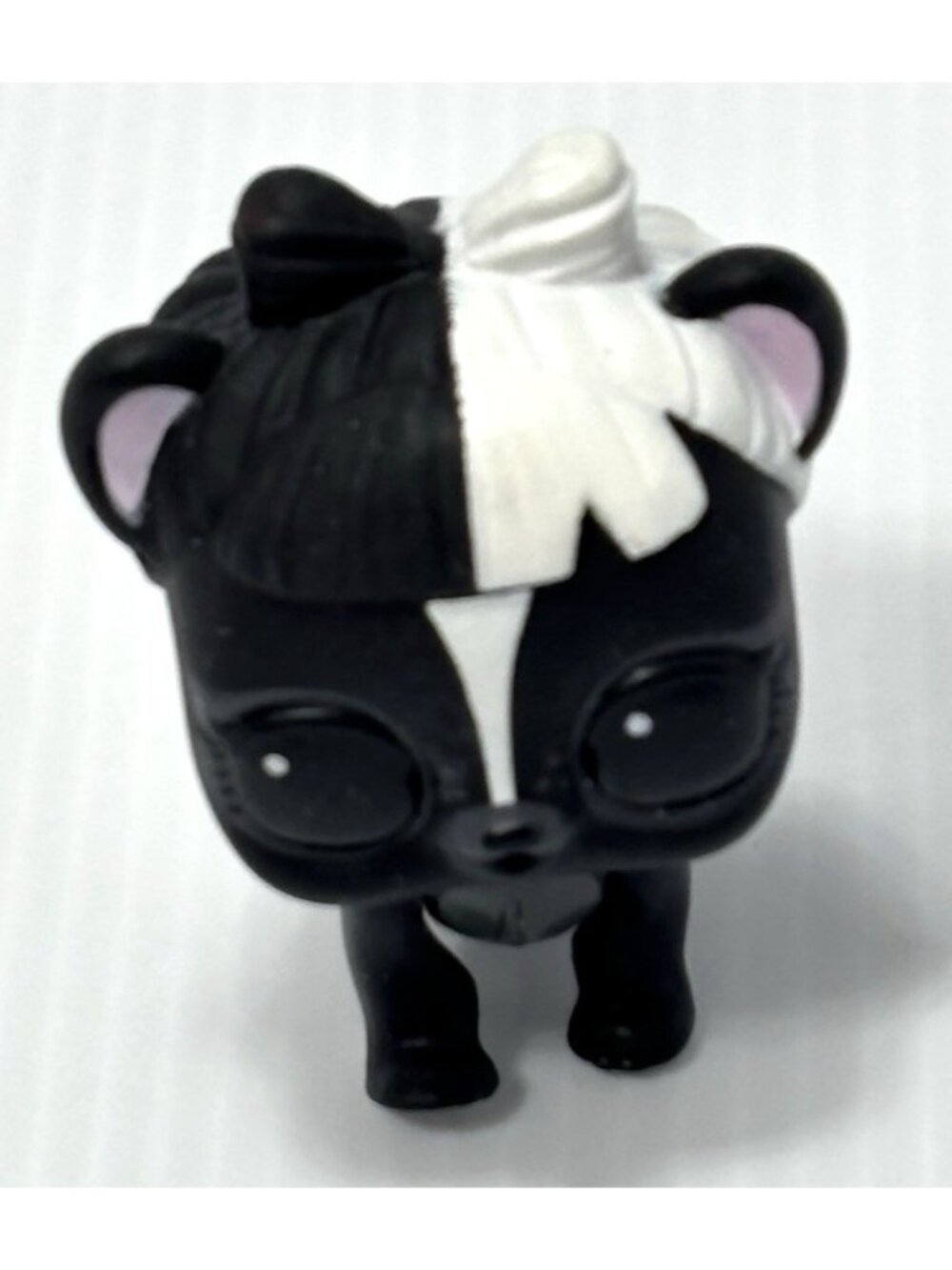 L.O.L. Surprise! Pets Skunk Figure - Black & White Split Hair - 2", GUC